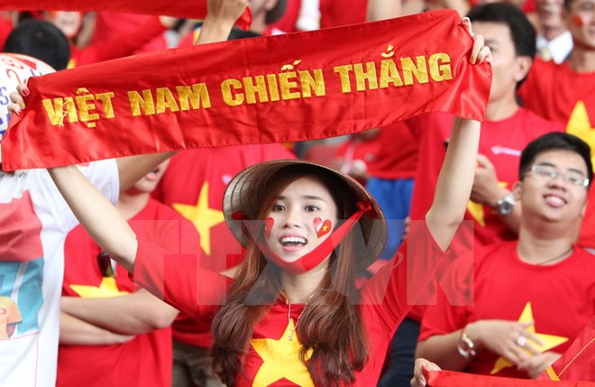   CĐV Việt Nam cổ vũ các cầu thủ Việt Nam tại SEA Games 28. (Ảnh: Quốc Khánh/TTXVN )