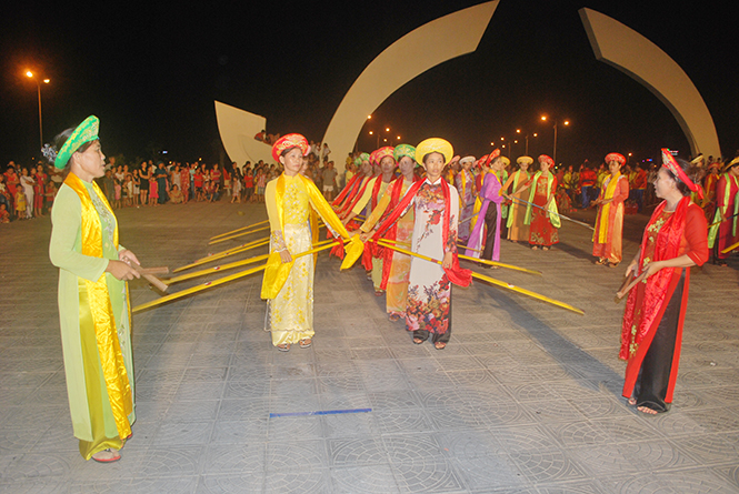 Các lễ hội truyền thống được duy trì, phát huy nét đẹp văn hóa dân tộc.