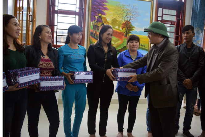 Đồng chí Lê Minh Ngân, Phó Chủ tịch UBND tỉnh đã thăm, tặng quà và động viên các gia đình ngư dân đánh bắt xa bờ ở xã Bảo Ninh (Đồng Hới) đầu năm 2017.