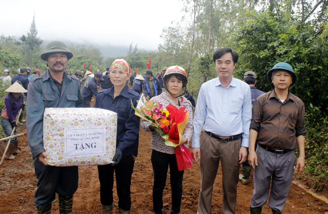  Đồng chí Nguyễn Lương Bình, Chủ tịch LĐLĐ tỉnh thăm và tặng quà cho công nhân lao động tại các doanh nghiệp