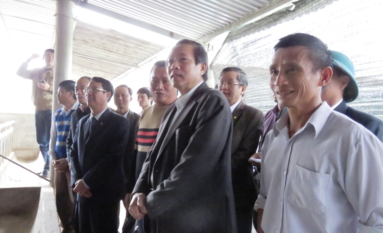  Đồng chí Hoàng Đăng Quang, Ủy viên Trung ương Đảng, Bí thư Tỉnh ủy, Chủ tịch HĐND tỉnh thăm trang trại tại xã Mai Hoá