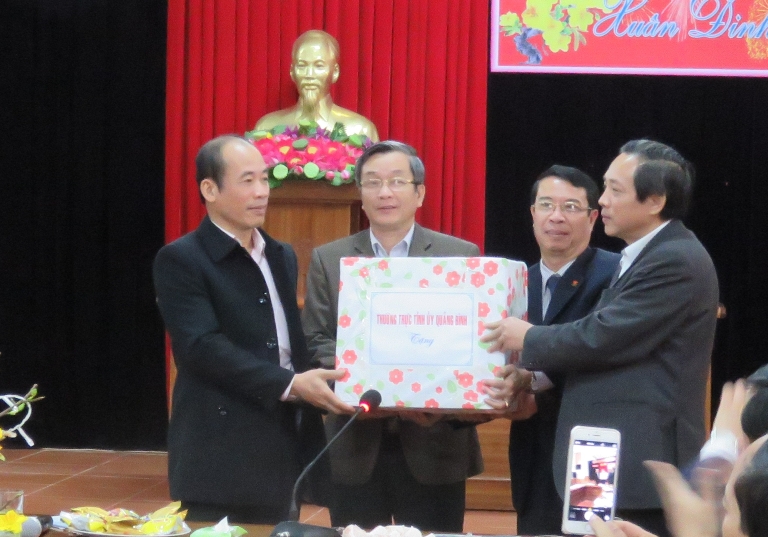 Đồng chí Hoàng Đăng Quang, Ủy viên Trung ương Đảng, Bí thư Tỉnh ủy, Chủ tịch HĐND tỉnh  tặng quà cho Đảng bộ, chính quyền và nhân dân huyện Tuyên Hoá