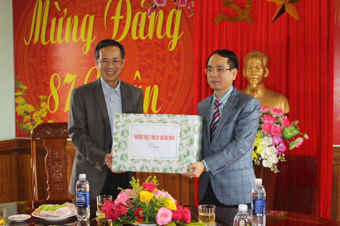 Đồng chí Trần Công Thuật, Phó Bí thư Thường trực Tỉnh ủy, Trưởng Đoàn ĐBQH tỉnh tặng quà cho Huyện ủy Quảng Ninh.