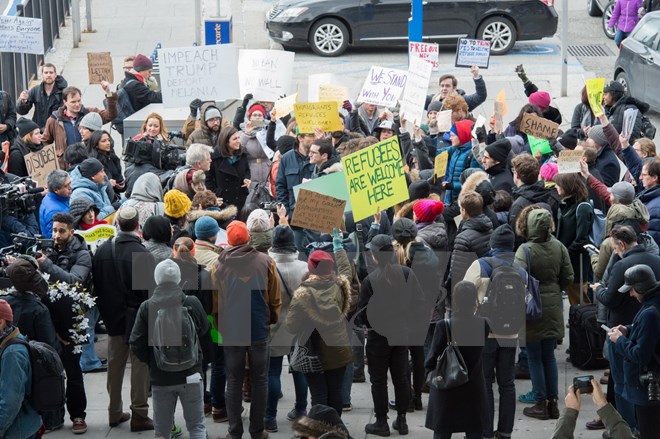 Người dân Mỹ biểu tình phản đối sắc lệnh cấm người tị nạn nhập cảnh của tân Tổng thống Mỹ tại sân bay quốc tế John Kennedy ở New York ngày 28-1. (Nguồn: AFP/ TTXVN)