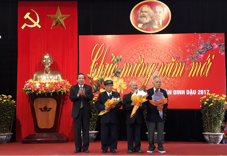 Đồng chí Hoàng Đăng Quang, Ủy viên Trung ương Đảng, Bí thư Tỉnh ủy, Chủ tịch HĐND tỉnh tặng hoa và mừng thọ các hội viên