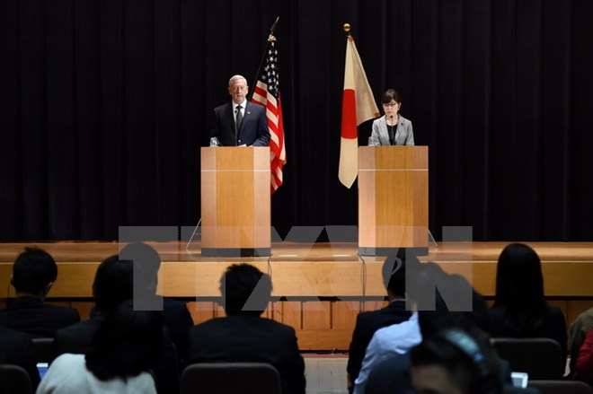 Bộ trưởng Quốc phòng Mỹ James Mattis (trái) và người đồng cấp Nhật Bản Tomomi Inada tại cuộc họp báo chung ở Tokyo ngày 4-2. (Nguồn: AFP/TTXVN)