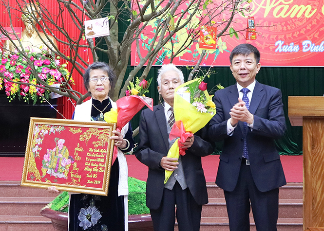 Đồng chí Nguyễn Hữu Hoài, Phó Bí thư Tỉnh ủy, Chủ tịch UBND tỉnh trao quà cho các cán bộ lớn tuổi của Hội Tình nghĩa hưu trí của UBND tỉnh.