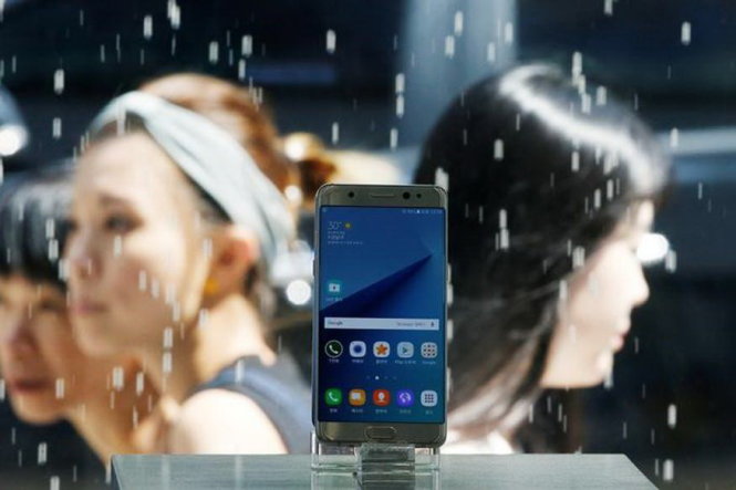 Dòng máy Galaxy Note 7 được giới thiệu ở Seoul (Hàn Quốc) vào tháng 9-2016 trước khi bị thu hồi - Ảnh: Reuters