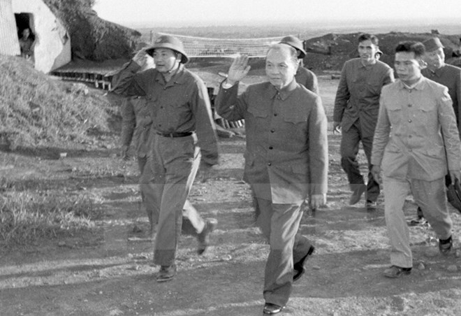 Tổng Bí thư Trường Chinh thăm căn cứ Dốc Miếu, tỉnh Quảng Trị (15-1-1974). (Ảnh: Lâm Hồng/TTXVN)