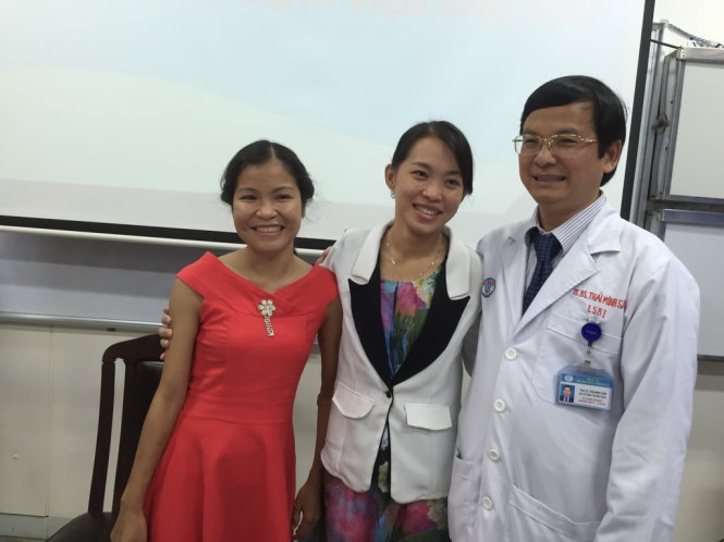  Hai bệnh nhân chụp hình cùng PGS.TS Thái Minh Sâm tại Bệnh viện Chợ Rẫy ngày 7-2 - Ảnh: Thuỳ Dương