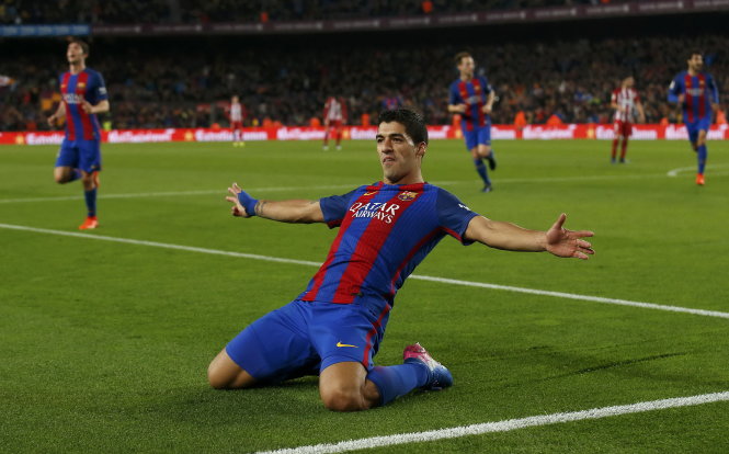  Niềm vui của Suarez sau khi mở tỉ số cho Barcelona. Ảnh: Reuters