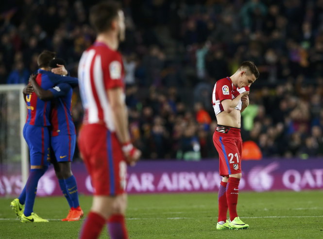  Nỗi thất vọng của các cầu thủ Atletico Madrid sau khi bị Barcelona loại. Ảnh: Reuters