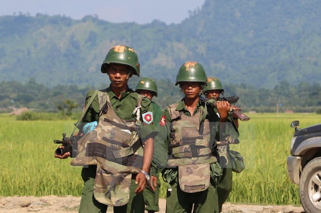 Binh sỹ Myanmar tuần tra tại khu vực làng Maungdaw, bang Rakhine. (Nguồn: AFP/TTXVN)