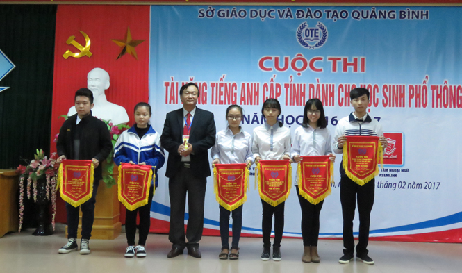  Ban tổ chức trao cờ lưu niệm cho các thí sinh tham gia cuộc thi.