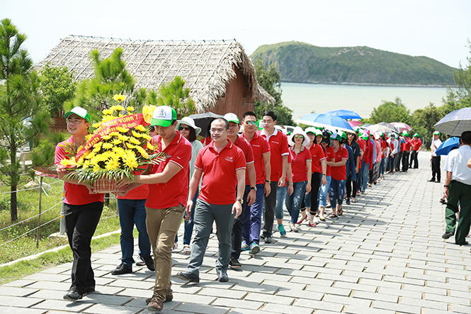 Du khách đến viếng mộ Đại tướng Võ Nguyên Giáp ở Vũng Chùa-Đảo Yến tăng vào dịp đầu năm 2017.