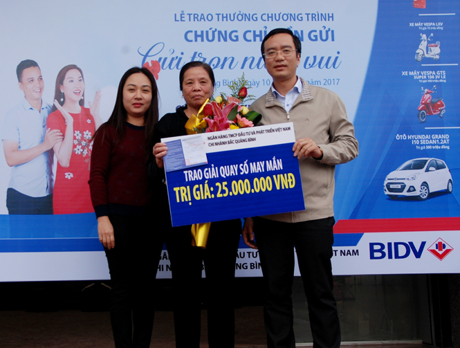 Ông Nguyễn Quang Đại, Phó giám đốc BIDV Bắc Quảng Bình trao sổ tiết kiệm trị giá 25 triệu đồng cho khách hàng trúng thưởng.