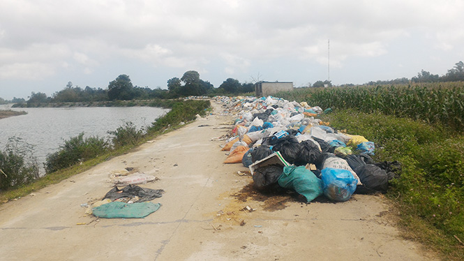 Con đường từ xã Tân Ninh vào đến thôn Đông (xã Hiền Ninh) ngập rác.