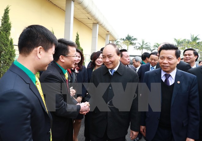 Thủ tướng Nguyễn Xuân Phúc với cán bộ nhân viên Tập đoàn Dabaco Việt Nam. (Ảnh: Thống Nhất/TTXVN)
