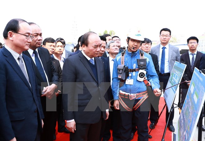 Thủ tướng Nguyễn Xuân Phúc thăm nhà máy số 3 Tập đoàn Samsung Display Việt Nam. (Ảnh: Thống Nhất/TTXVN)