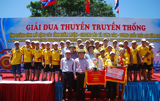  Huyện Tuyên Hóa- đơn vị giành thành tích cao nhất tại lễ hội đua thuyền truyền thống mở rộng tỉnh Quảng Bình năm 2016.