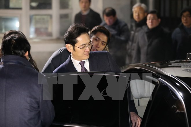 Phó Chủ tịch Tập đoàn Samsung Lee Jae-yong (giữa) sau khi bị triệu tập tới tòa ngày 19-1. (Nguồn: Yonhap/TTXVN)