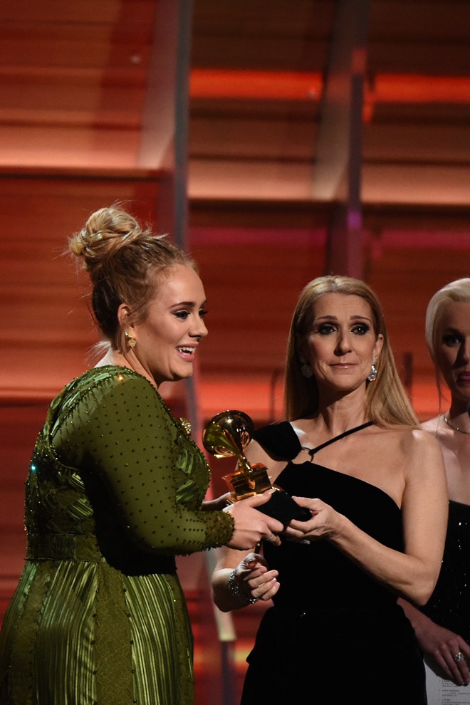  Diva Celine Dion (phải) trao giải Grammy Ca khúc của năm do Adele. (Nguồn: AFP)