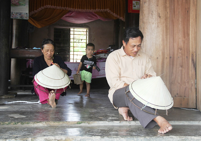 Gia đình ông Trần Văn Thanh, thôn La Hà Tây, xã Quảng Văn đang miệt mài bên những chiếc nón.