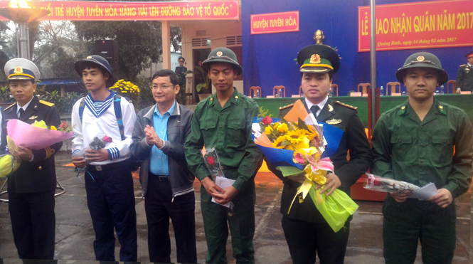 Đồng chí Trần Tiến Dũng, Tỉnh ủy viên, Phó Chủ tịch UBND tỉnh tặng hoa cho các tân binh huyện Tuyên Hoá.