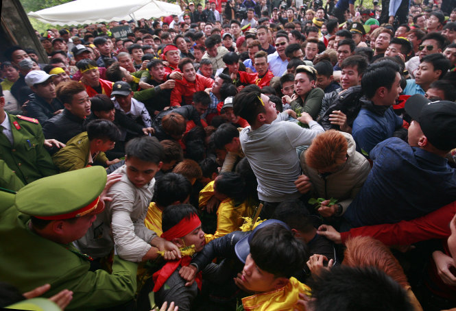 Cảnh hàng trăm thanh niên chen lấn, chửi bới nhau để cướp lộc trầu cau tại hội Gióng, đền Sóc, Sóc Sơn, Hà Nội - Ảnh: Nam Trần