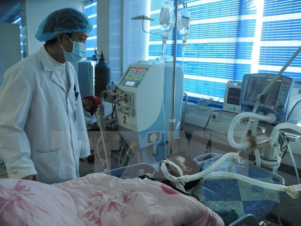 Một nạn nhân nguy cơ tử vong cao, đang được cấp cứu tại Bệnh viện Đa khoa tỉnh Lai Châu.( Ảnh: Công Hải/TTXVN)