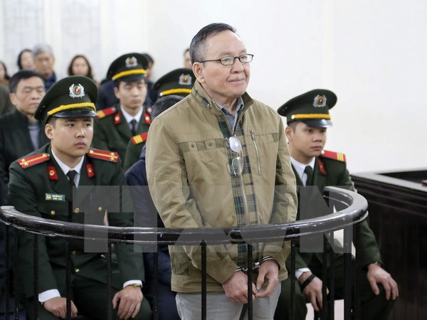 Bị cáo Trần Văn Khương, nguyên Kế toán trưởng Vinashinlines đứng trước vành móng ngựa. (Ảnh: Doãn Tấn/TTXVN)