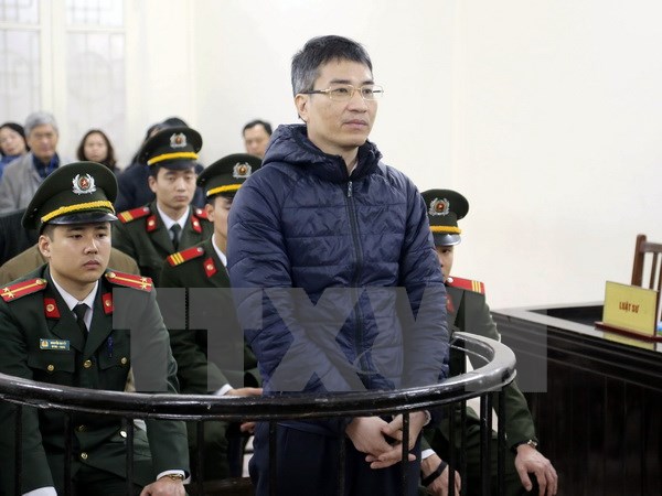 Bị cáo Giang Kim Đạt, nguyên quyền Trưởng phòng kinh doanh Vinashinlines đứng trước vành móng ngựa. (Ảnh: Doãn Tấn/TTXVN)