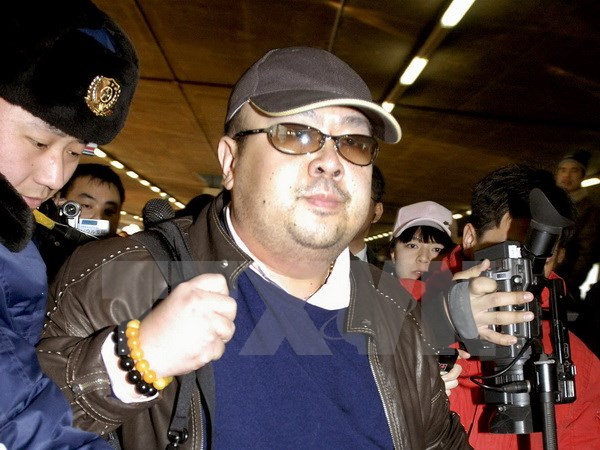 Người đàn ông được cho là Kim Jong-nam (giữa) tại sân bay Bắc Kinh, Trung Quốc tháng 2-2007. (Nguồn: AFP/TTXVN)