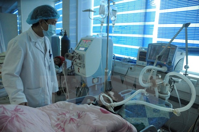 Một bệnh nhân trong vụ ngộ độc đang được cấp cứu tại Bệnh viện Đa khoa tỉnh Lai Châu. (Ảnh: Công Hải/TTXVN)