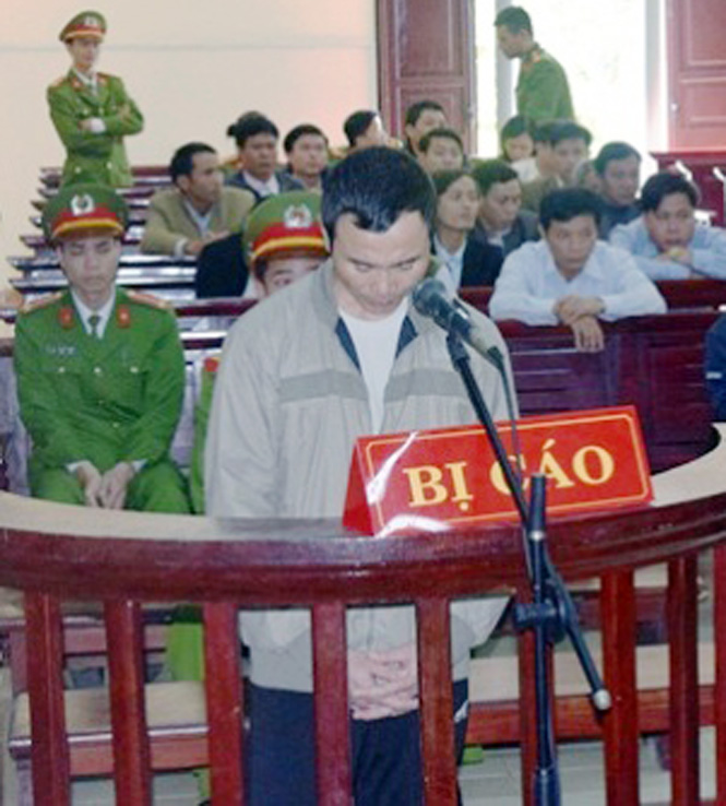 Bị cáo Nguyễn Ngọc Thành cúi đầu nhận tội.