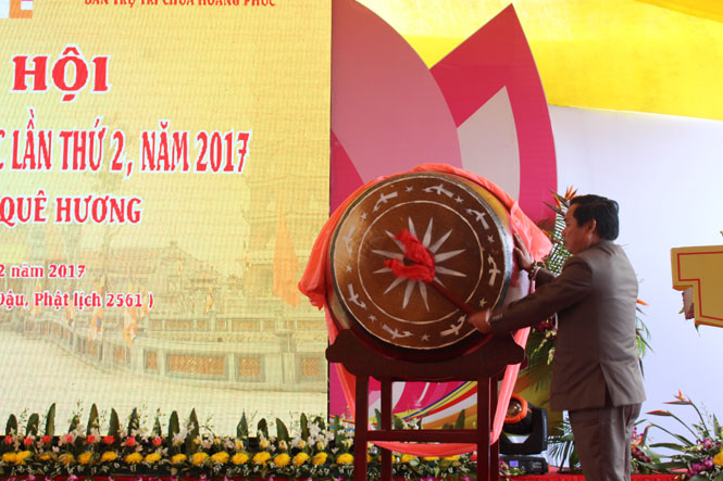 Đồng chí Nguyễn Quang Năm, Bí thư Huyện ủy, Chủ tịch HĐND huyện đánh trống khai hội Chùa Hoằng Phúc.