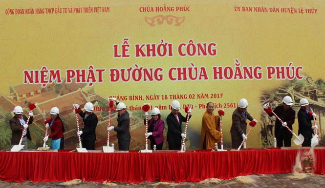 Các đồng chí lãnh đạo tỉnh, huyện Lệ Thủy và các nhà tài trợ tham gia lễ khởi công công trình Niệm phật đường.
