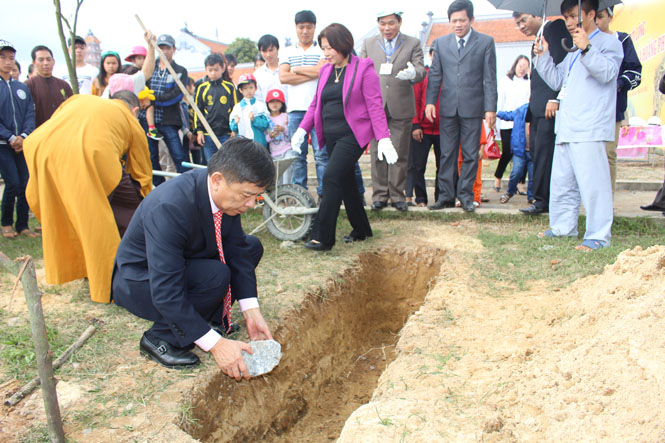 Đồng chí Nguyễn Hữu Hoài, Phó Bí thư Tỉnh ủy, Chủ tịch UBND tỉnh đặt viên đá đầu tiên khởi công công trình Niệm phật đường.