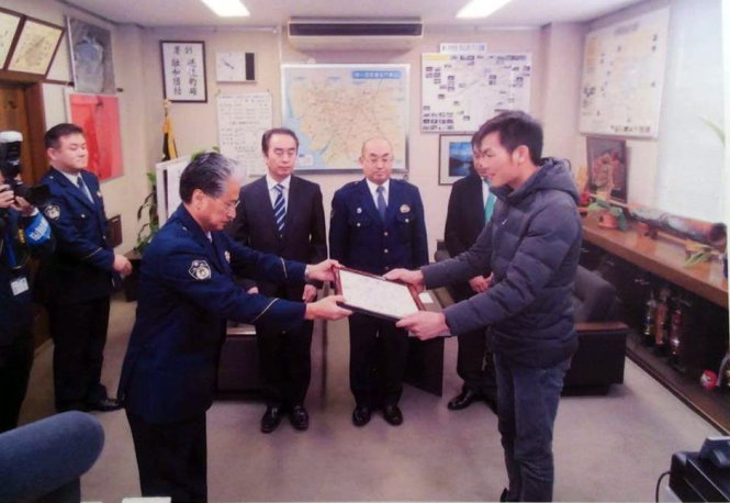  Ông Nakamura Takashi, cảnh sát trưởng huyện Yanaghikawa trao thư cảm ơn cho anh Dang Van Mong - Ảnh: nishinippon