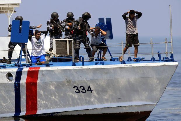 Lực lượng an ninh Philippines khống chế tàu của cướp biển. Ảnh minh họa. (Nguồn: Reuters)