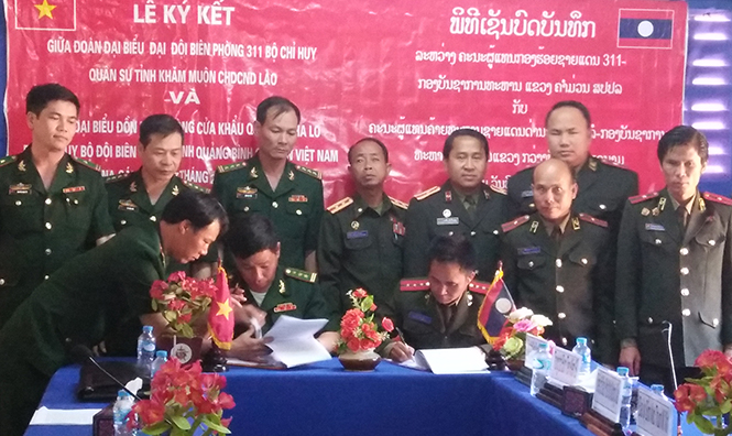 Đại diện các đồn biên phòng - BĐBP Quảng Bình và các Đại đội biên phòng, Bộ chỉ huy Quân sự tỉnh Khăm Muộn ký kết chương trình phối hợp.