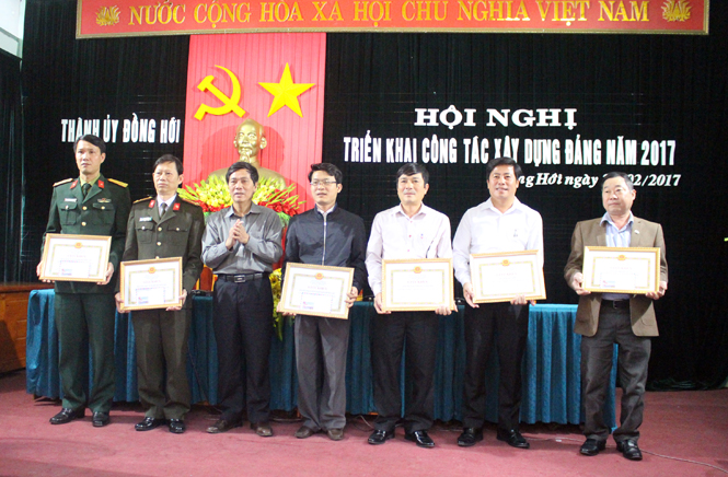 Đồng chí Lê Văn Phúc, Ủy viên Ban Thường vụ Tỉnh ủy, Bí thư Thành ủy trao giấy khen cho các tổ chức cơ sở đảng trong sạch vững mạnh tiêu biểu năm 2016