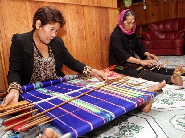 Nguồn vốn ưu đãi đã trở thành “bà đỡ” đồng bào dân tộc trên cao nguyên Lâm Đồng phát triển nghề dệt thổ cẩm truyền thống. (Nguồn: TTXVN)