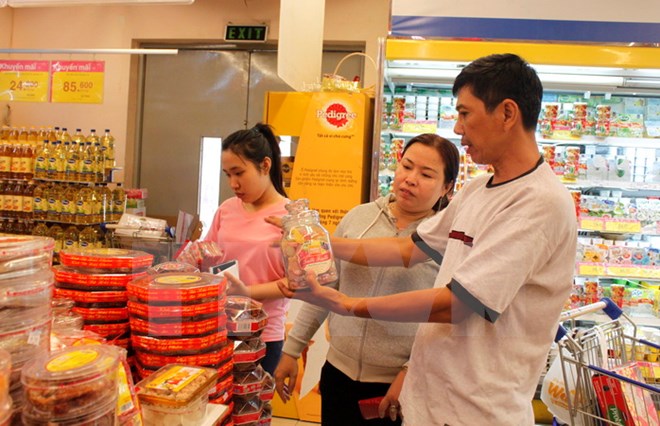 Người dân mua sắm tại siêu thị Co.opMart. (Ảnh: Thúy Hằng/TTXVN)