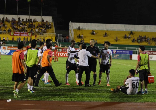  Cầu thủ đội Long An phản ứng trọng tài Nguyễn Trọng Thư trong trận gặp TP.HCM hôm 19-2. Ảnh: ANH HUY