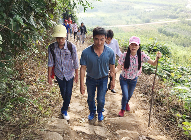  Di tích danh thắng núi Thần Đinh (xã Trường Xuân, huyện Quảng Ninh) thu hút nhiều du khách đến thăm quan.