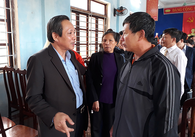 Đồng chí Hoàng Đăng Quang, Ủy viên Trung ương Đảng, Bí thư Tỉnh ủy, Chủ tịch HĐND tỉnh tiếp xúc với cử tri huyện Bố Trạch.