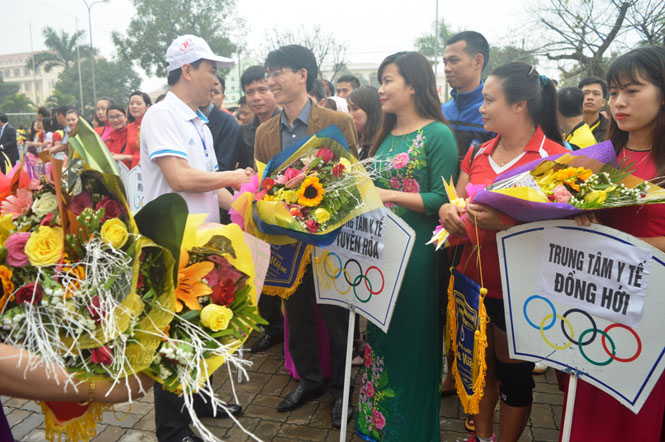 Ông Nguyễn Đức Cường, Giám đốc Sở Y tế trao hoa và cờ lưu niệm cho các đoàn tham dự thi đấu.
