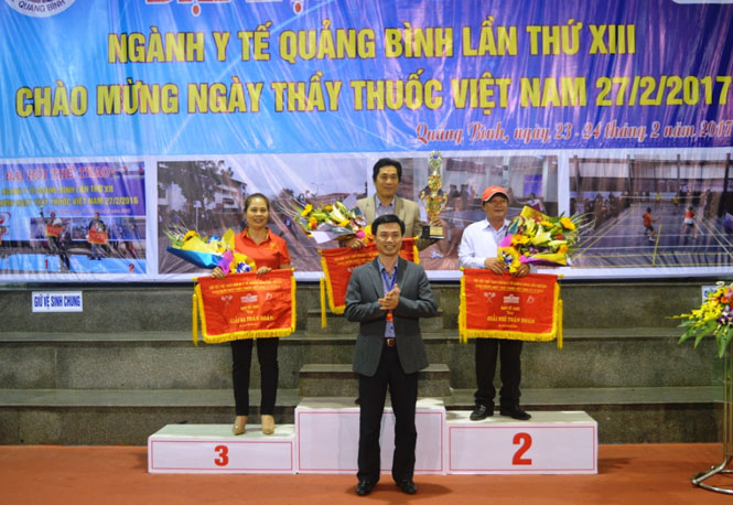 Ông Nguyễn Đức Cường, Giám đốc Sở Y tế trao giải toàn đoàn cho các đoàn tham dự