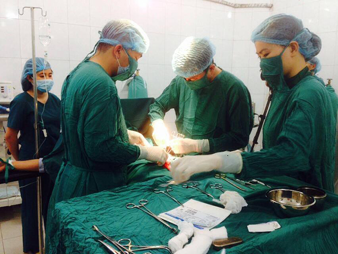 Mổ thoát vị bẹn đặt lưới nhân tạo theo kỹ thuật mới tại Bệnh viện đa khoa huyện Bố Trạch